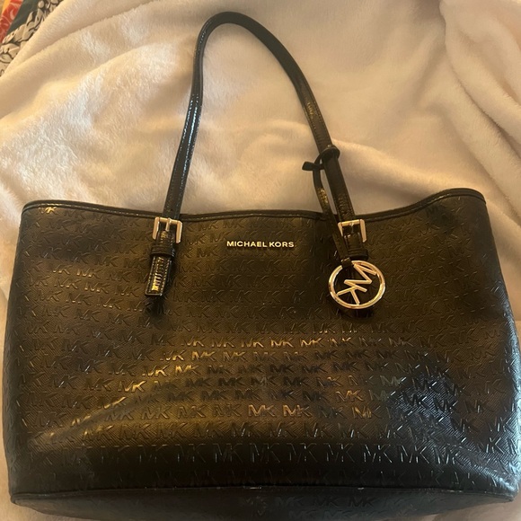 Michael Kors Handbags - Michael Kors Black Textured Leather Tote 👜🖤. EUC! So beautiful!🤩